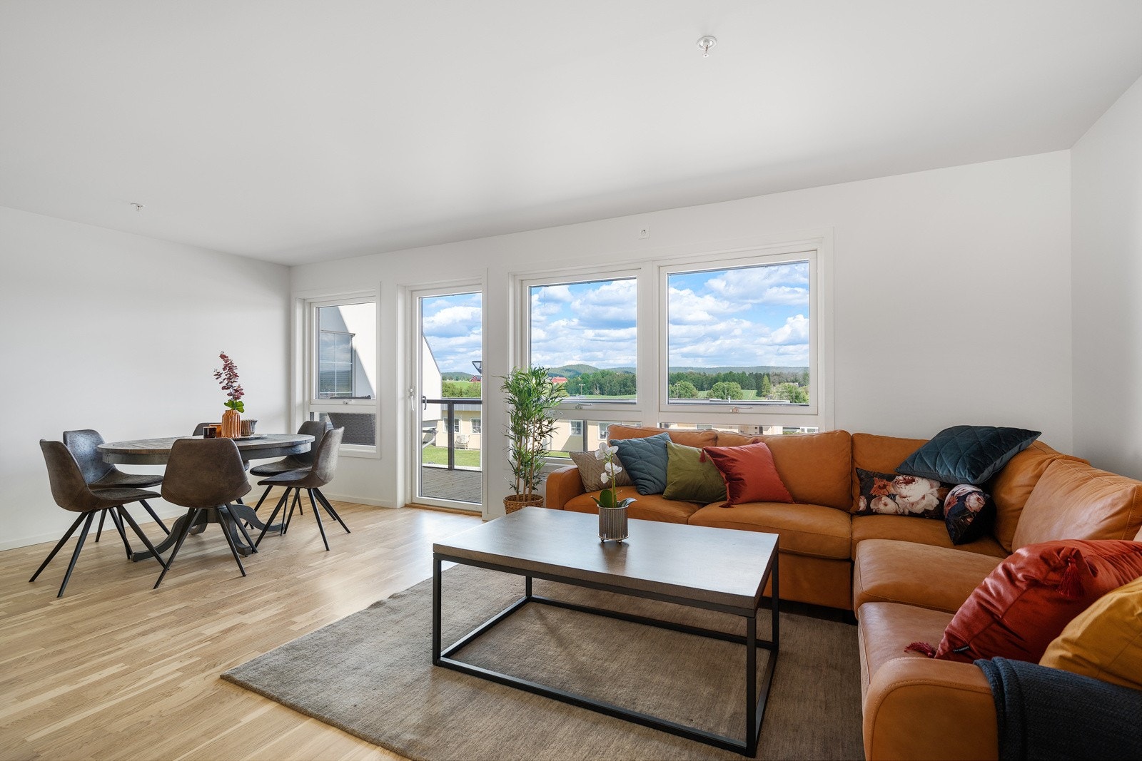 Leiligheten er gjennomgående og stuen har lysinnslipp fra store vinduer som nærmeste går fra gulv til tak. Galleribilde