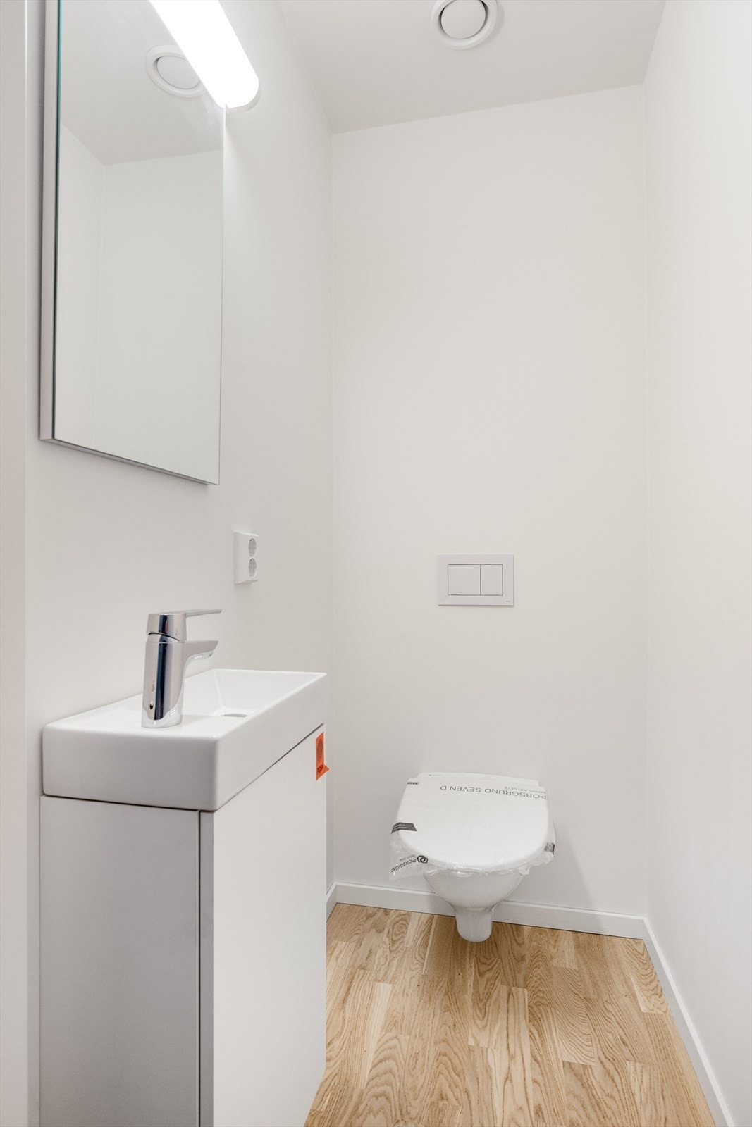 I tillegg til badet har leiligheten et separat toalett-rom. Galleribilde