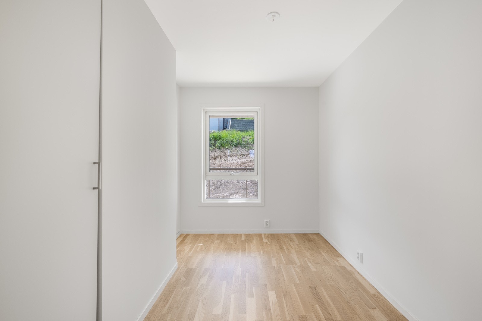 Det er plass for skap, og det er ellers gode lagringsmuligheter i sportsbod i garasje. Galleribilde