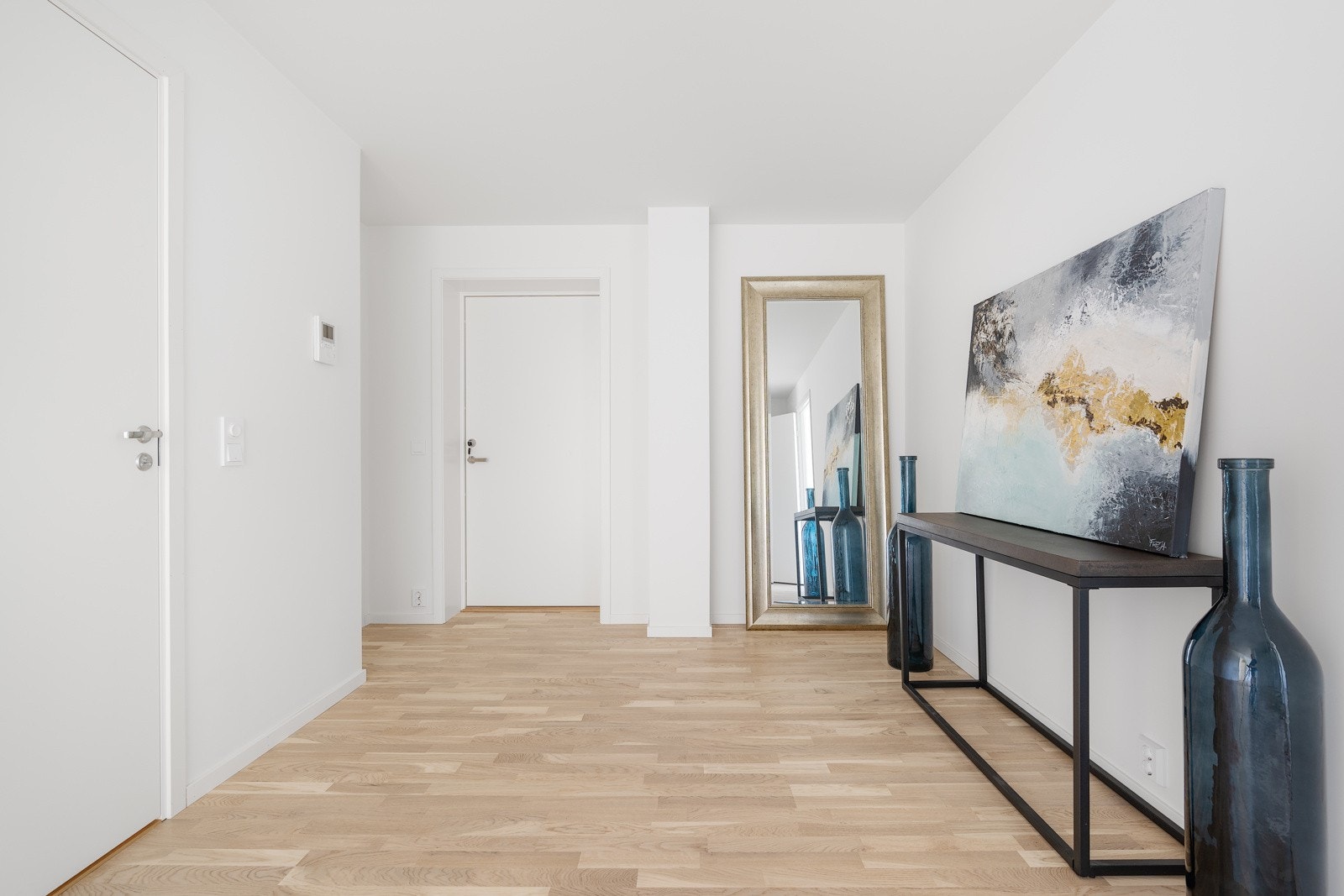 Entreen har god plass til garderobeløsninger, parkett på gulvet og dørcalling. Galleribilde