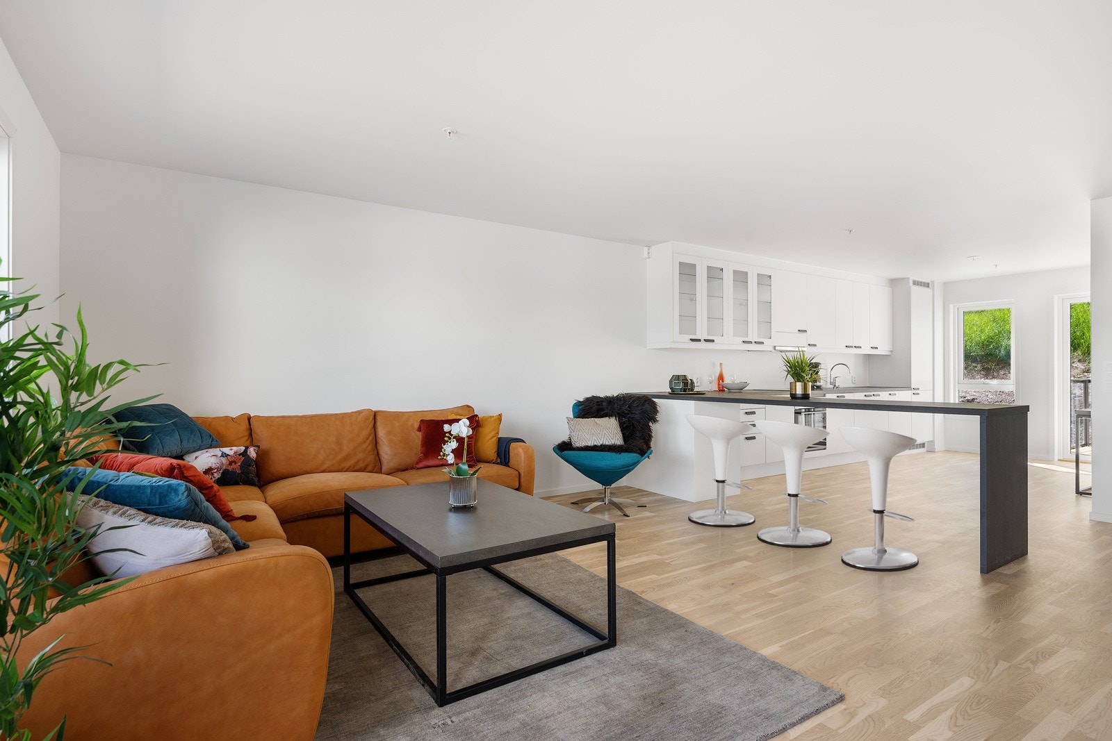 Stuen og kjøkkenet ligger i en sosial og åpen løsning. Dette er leilighetens hjerte og naturlige samlingspunkt. Galleribilde