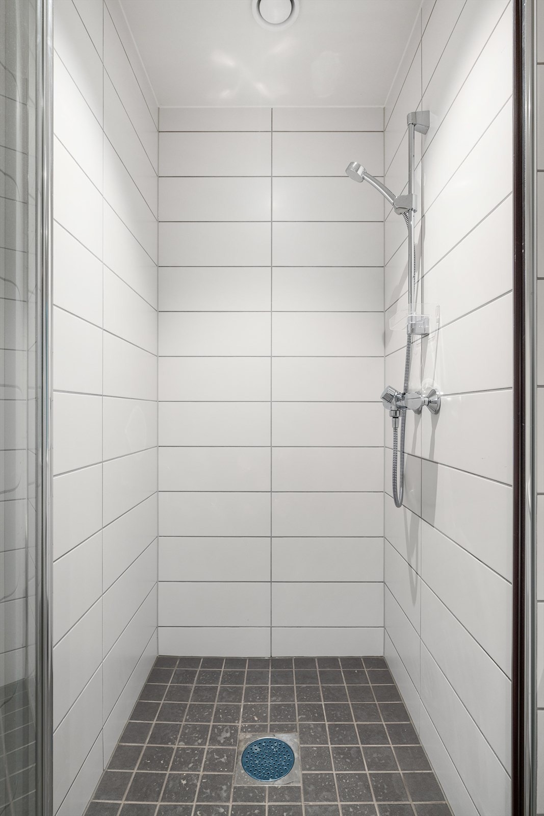 Dusjhjørnet har innfellbare glassdører. Galleribilde