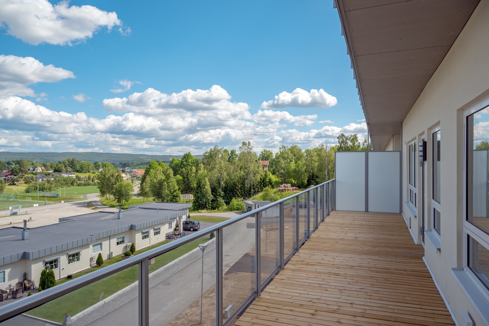 Til tross for utsikten ligger balkongen godt skjermet for innsyn, og med delvis overbygg og i le for vind, gjør at den kan benyttes gjennom hele året. Galleribilde