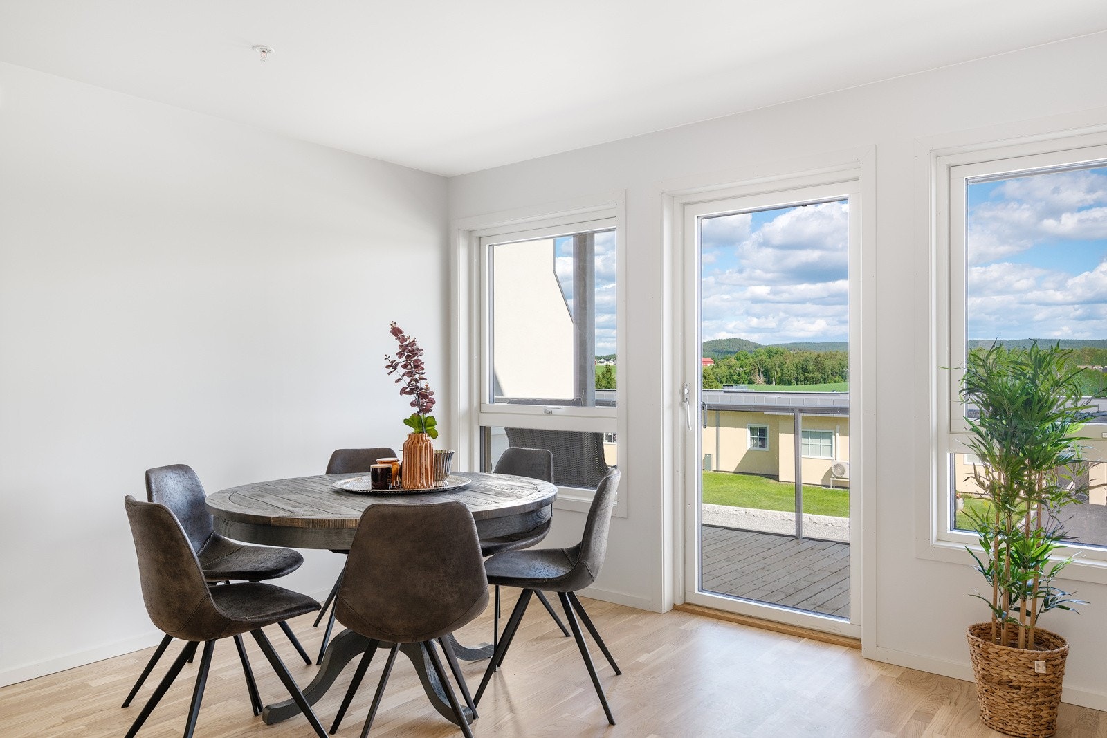 Fra stuen er det utgang til den største av leilighetens to balkonger. Galleribilde