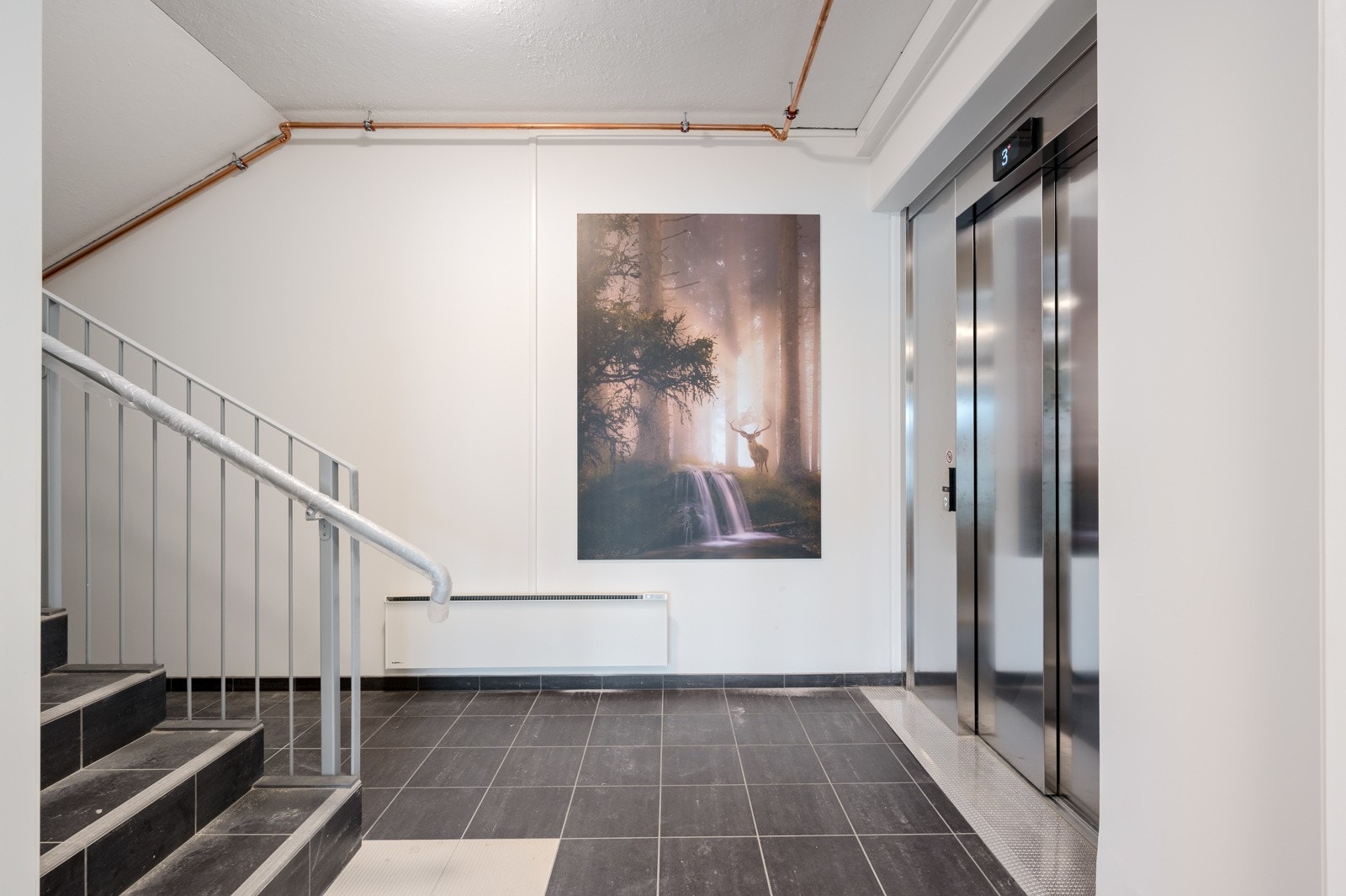 Det er tilhørende sportsbod i garasjeanlegget. Sportsbodene har innlagt strøm. Galleribilde