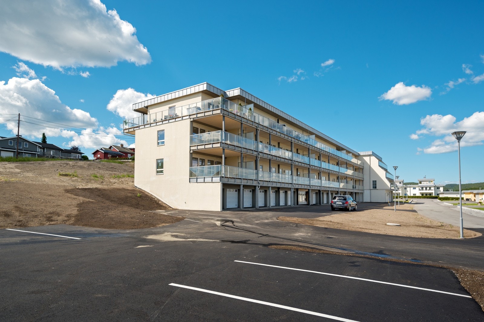 Garasjeanlegget ligger i 1. etasje med adkomst fra bakkeplan via motoriserte portåpnere. Det er separat port til hver leilighet. Galleribilde