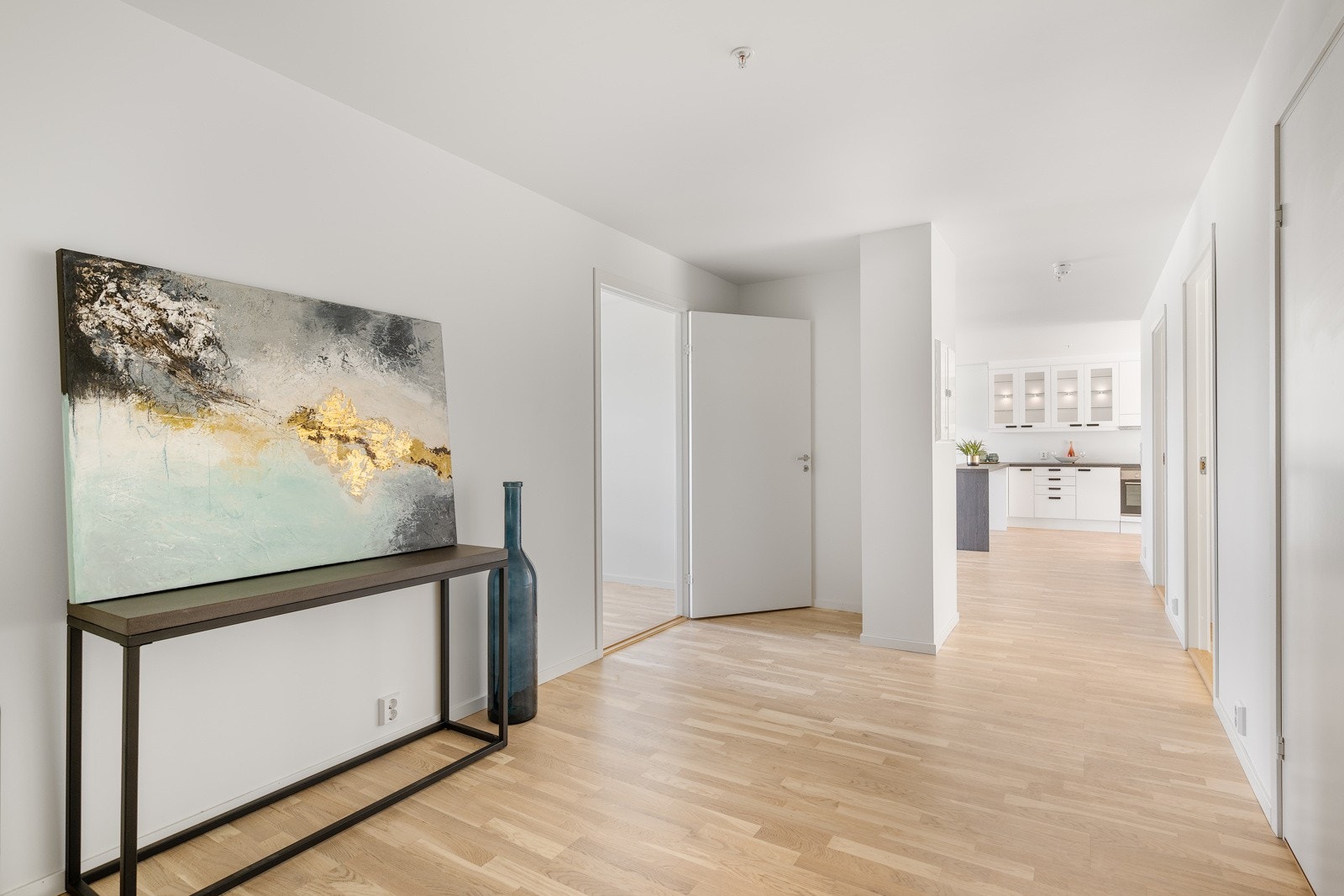 Leiligheten har Fasec energisystem som gir god inneluft året rundt, og det kan i tillegg luftes gjennom store, gode vinduer. Galleribilde