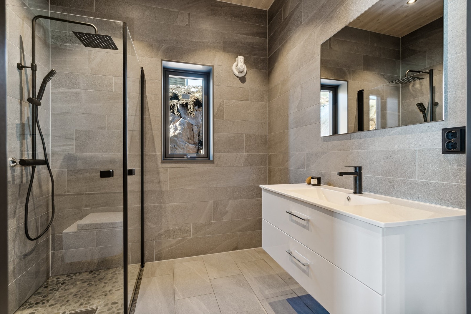 Bad nr. 1 er det største og inneholder toalett og dusj. Galleribilde