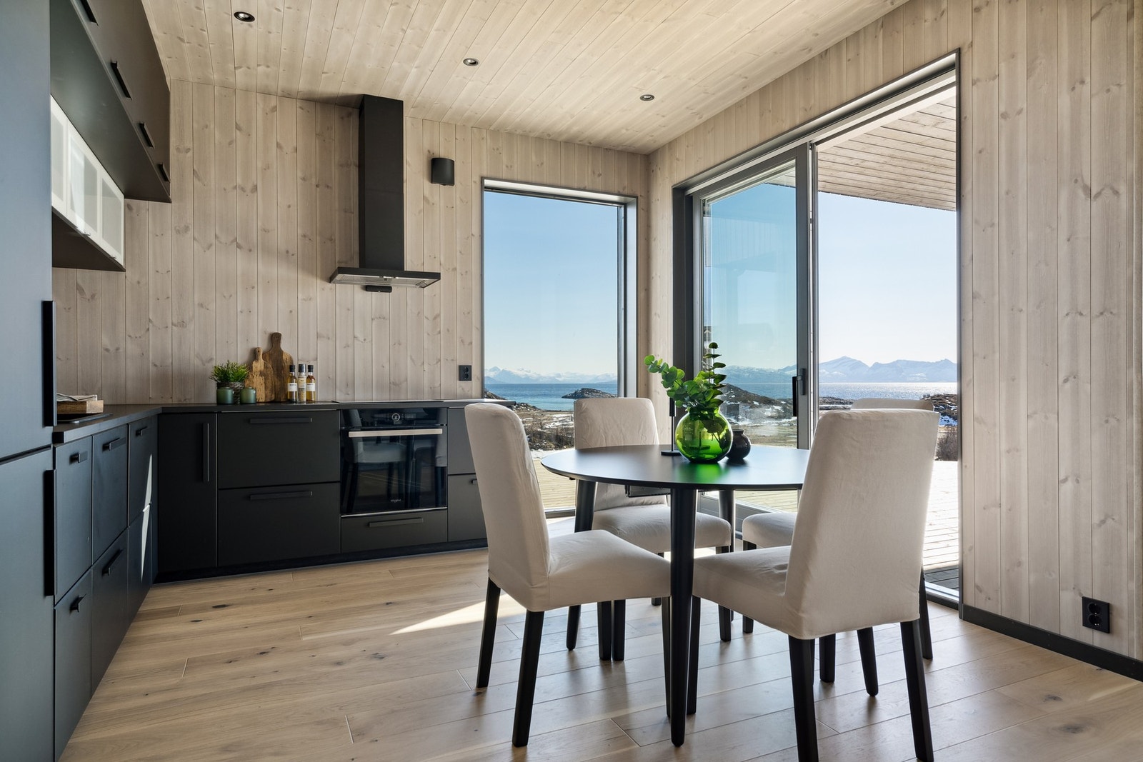 Fra kjøkkenet er det skyvedør ut på terrassen. Galleribilde