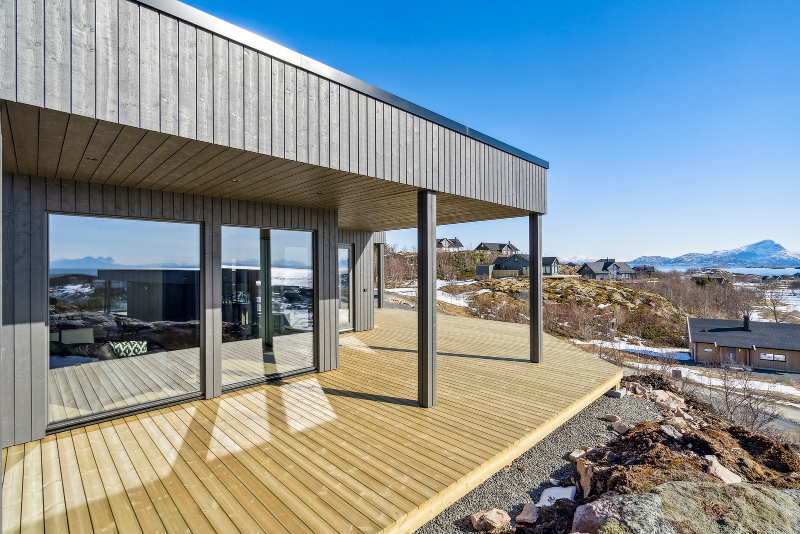 Deler av terrassen har takoverbygg som gjør at du kan kan sitte ute selv om det skulle slumpe til å være nedbør. Galleribilde