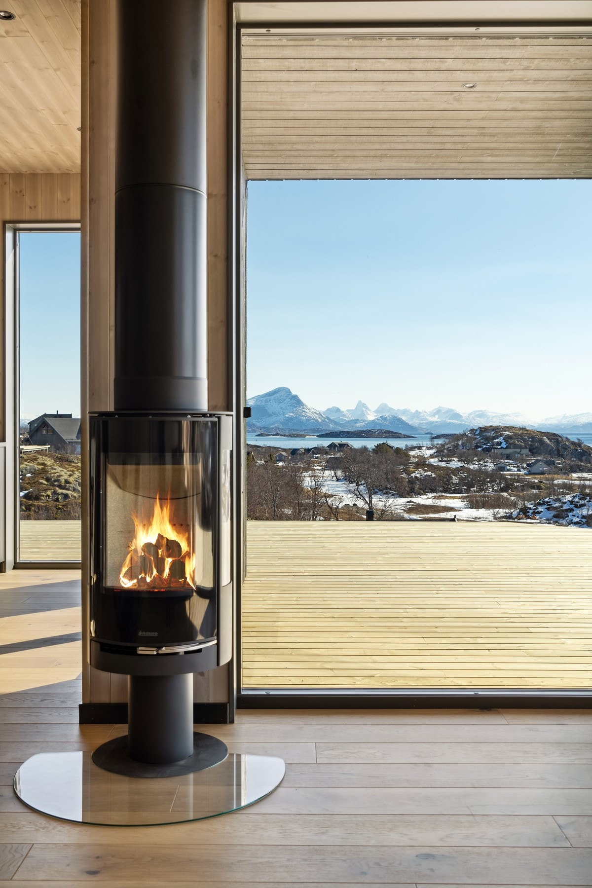 På kalde vinterdager kan du sitte godt i sofaen og nyte varmen fra den stilfulle vedovnen. Galleribilde