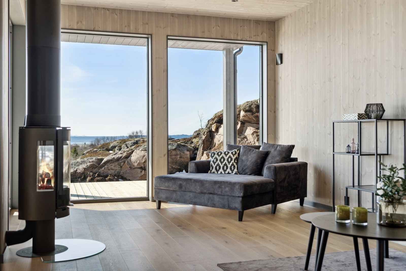 Hele hytten har store vindusflater som gir rikelig med naturlig lys. Galleribilde