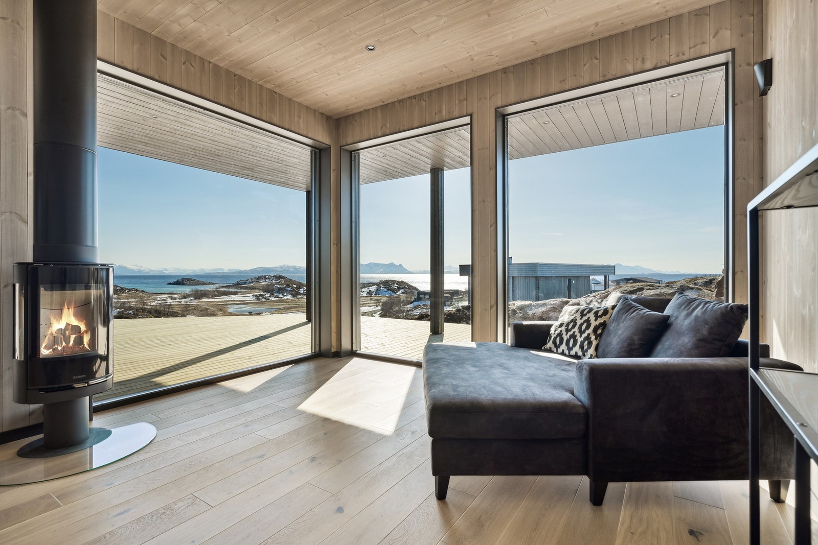 Utsikten mot øst er spektakulær! Her ser du blant annet Norges nasjonalfjell Stetind i det fjerne Galleribilde