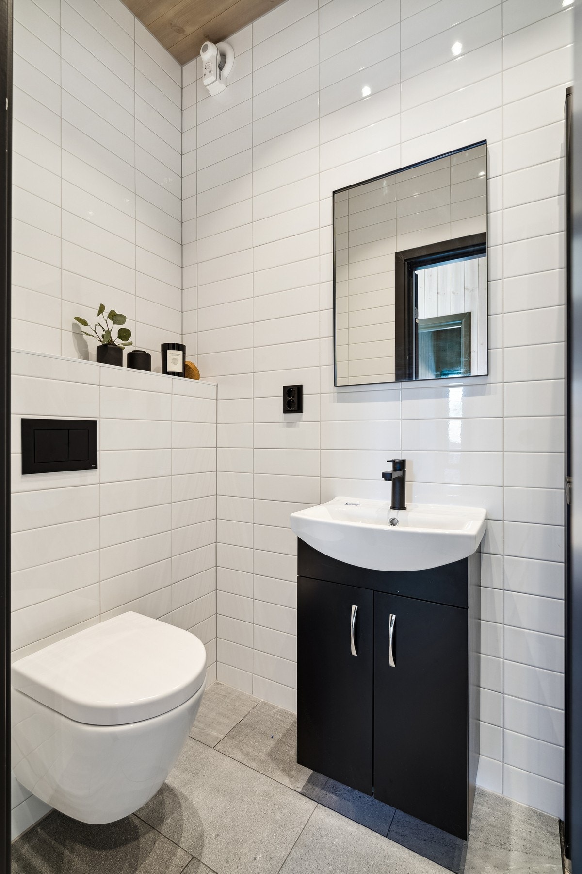 Her er det lysere fliser på vegg og gulv, men i taket er det lik panel som ellers. Galleribilde