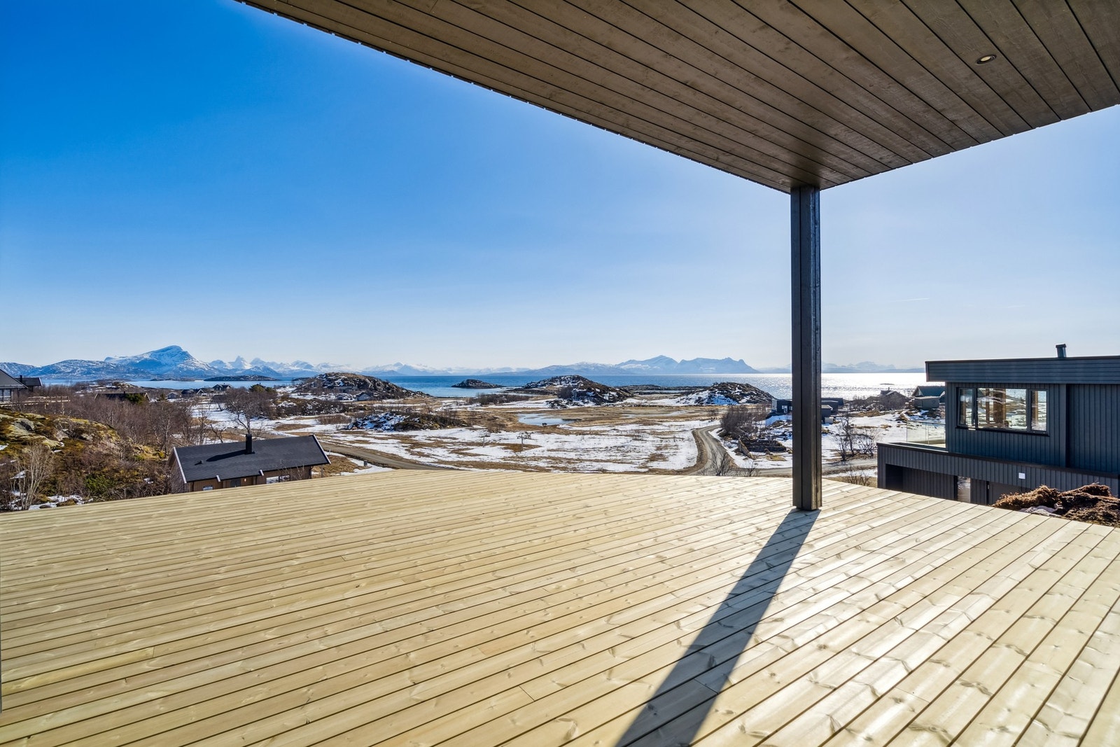 På fremsiden av hytten er det en stor terrassen hvor du kan sitte å nyte solen og utsikten. Galleribilde