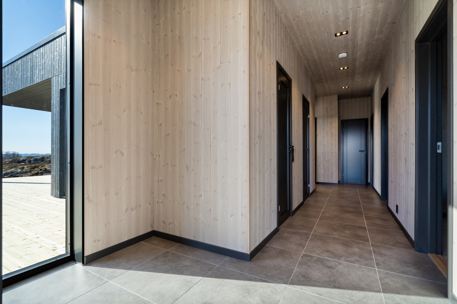 I hytten finner du stue, kjøkken, to bad, gang, entré, bod, vaskerom og fire soverom. Galleribilde