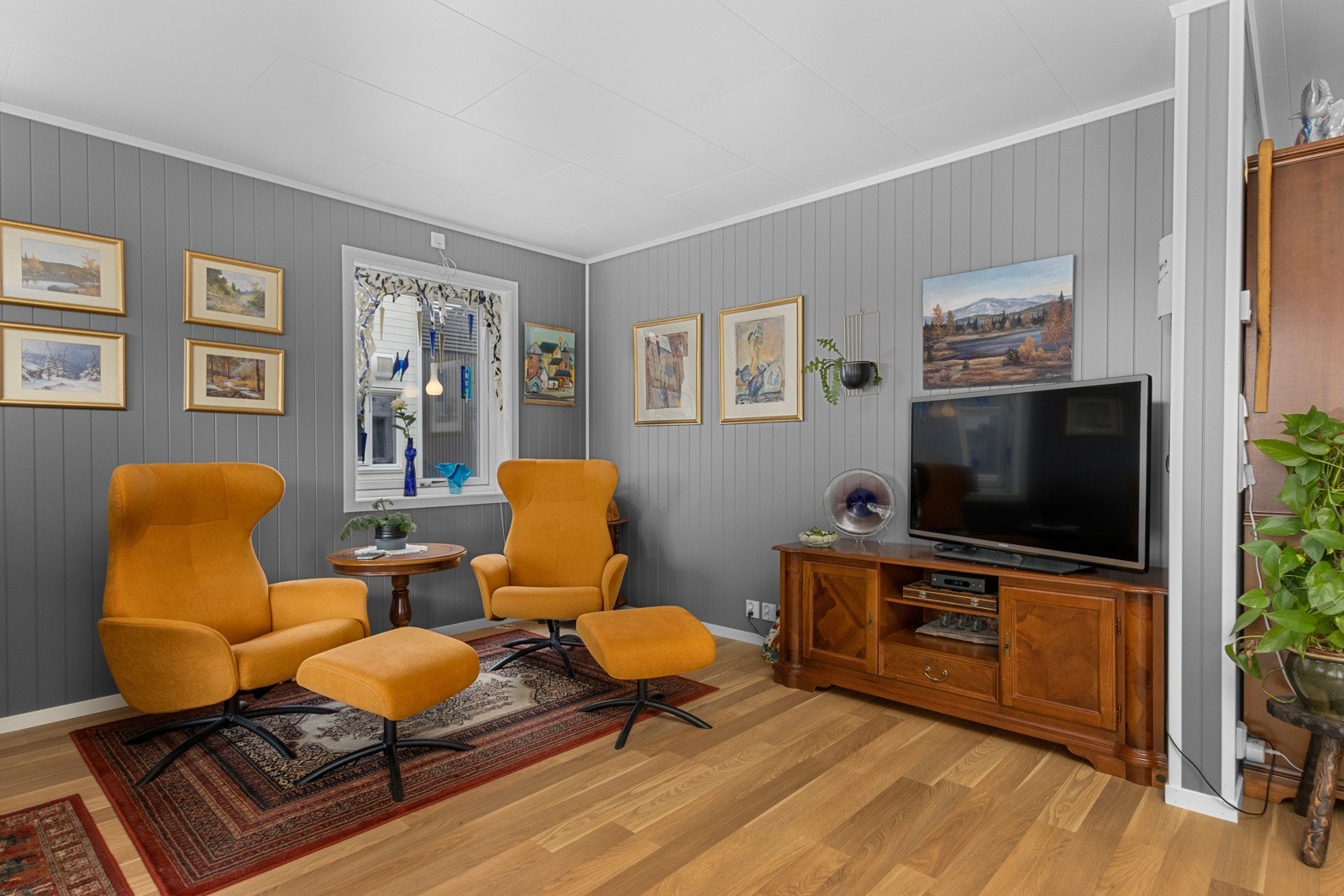 Åpen stue/kjøkken på 37m² med flere naturlig inndelte soner. Galleribilde