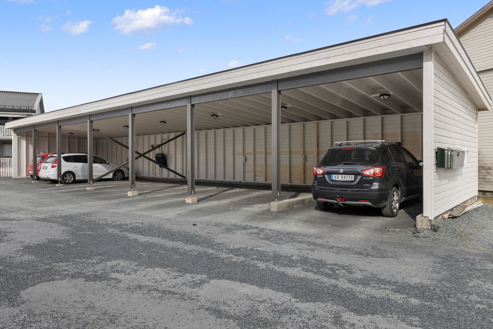 Leiligheten disponerer carporten lengst til høyre i bildet (på enden). Galleribilde