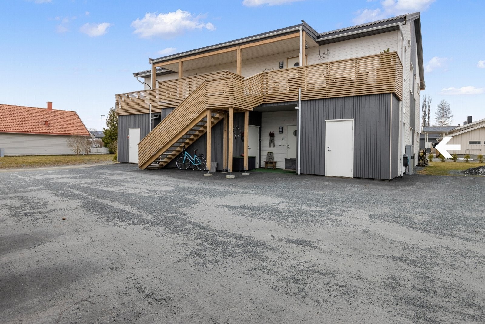 Romslig asfaltert gårdplass felles for beboerne. Galleribilde