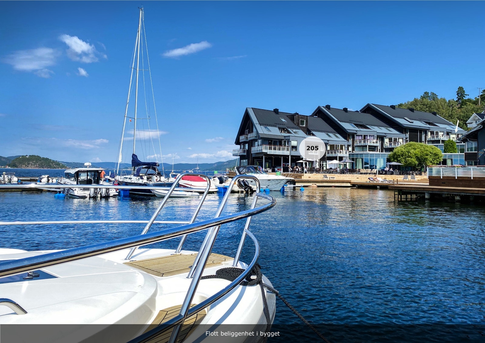 Leiligheten ligger svært fint til - langt framme i bygget. Galleribilde