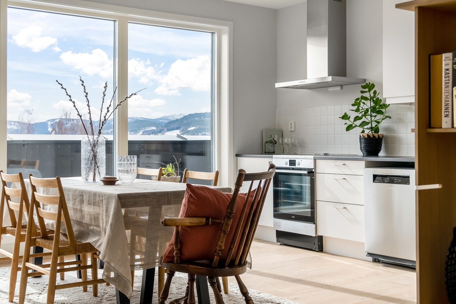 Delikat og lys toppleilighet med store vindsuflater. Galleribilde