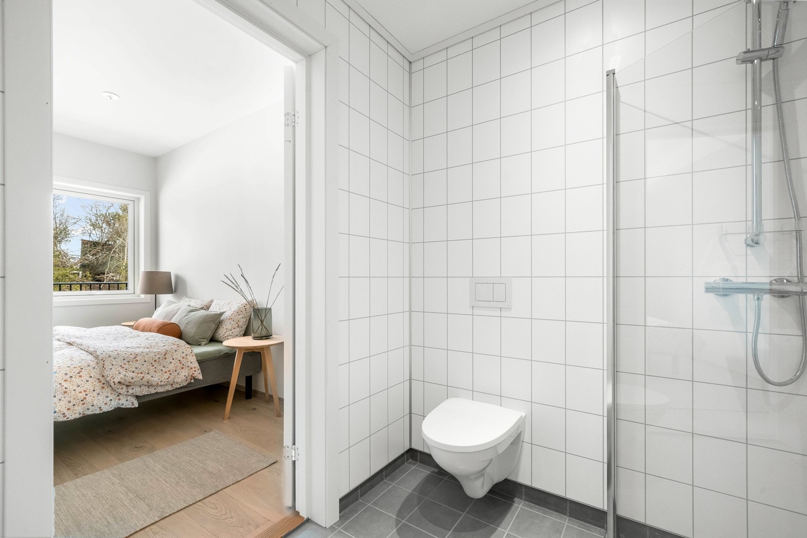 Lyst bad med fliser, baderomsplater og gulvvarme. Galleribilde
