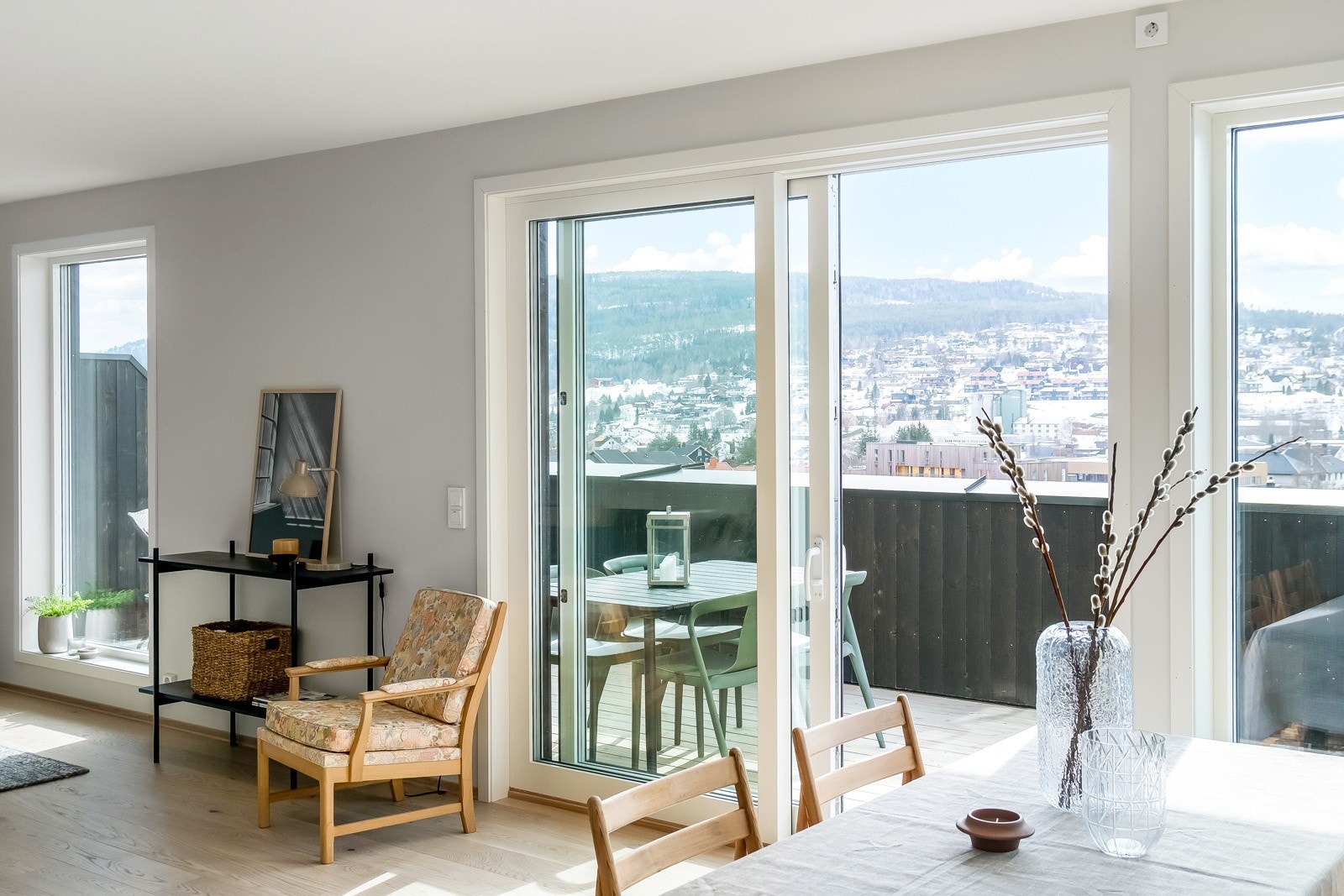 Utgang fra kjøkken til balkong via store skyvedører i glass. Galleribilde