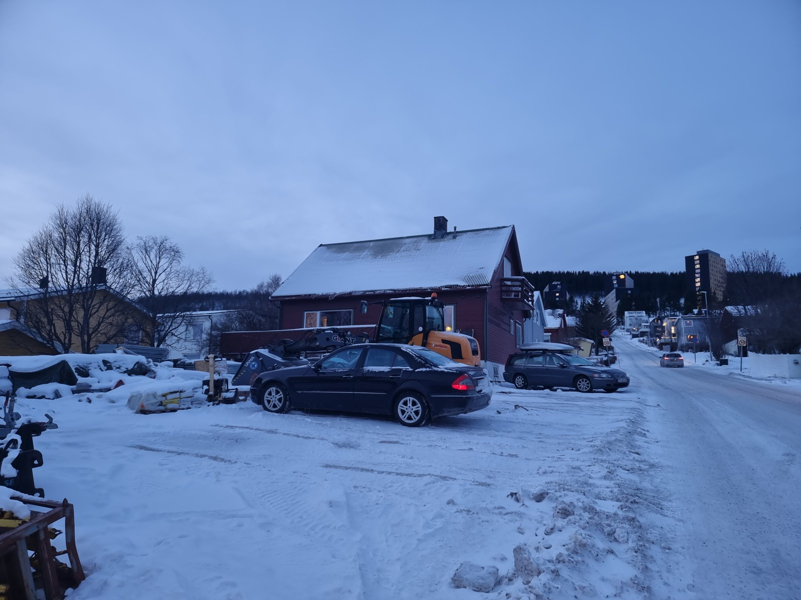 Tomten ligger i lyskrysset der Stakkveollvegen og Grøholtvegen møtes