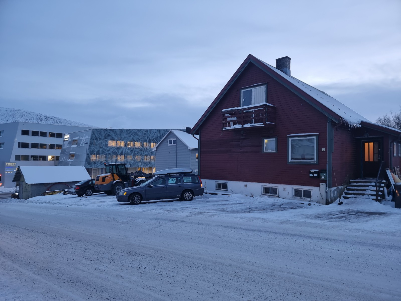 Det står per i dag en enebolig som leies fullt ut og garasje på eiendommene