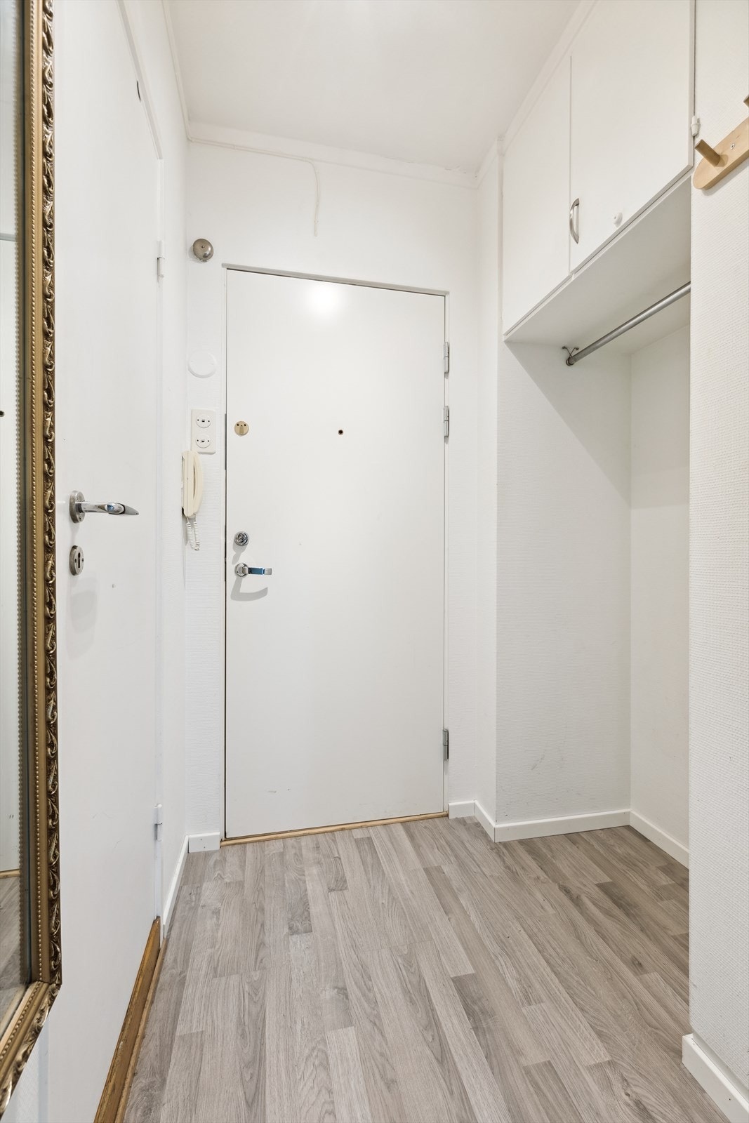 Leiligheten ligger fint til i 4. etasje og byr på gang, stue, kjøkken, bad, soverom og en bod. Galleribilde
