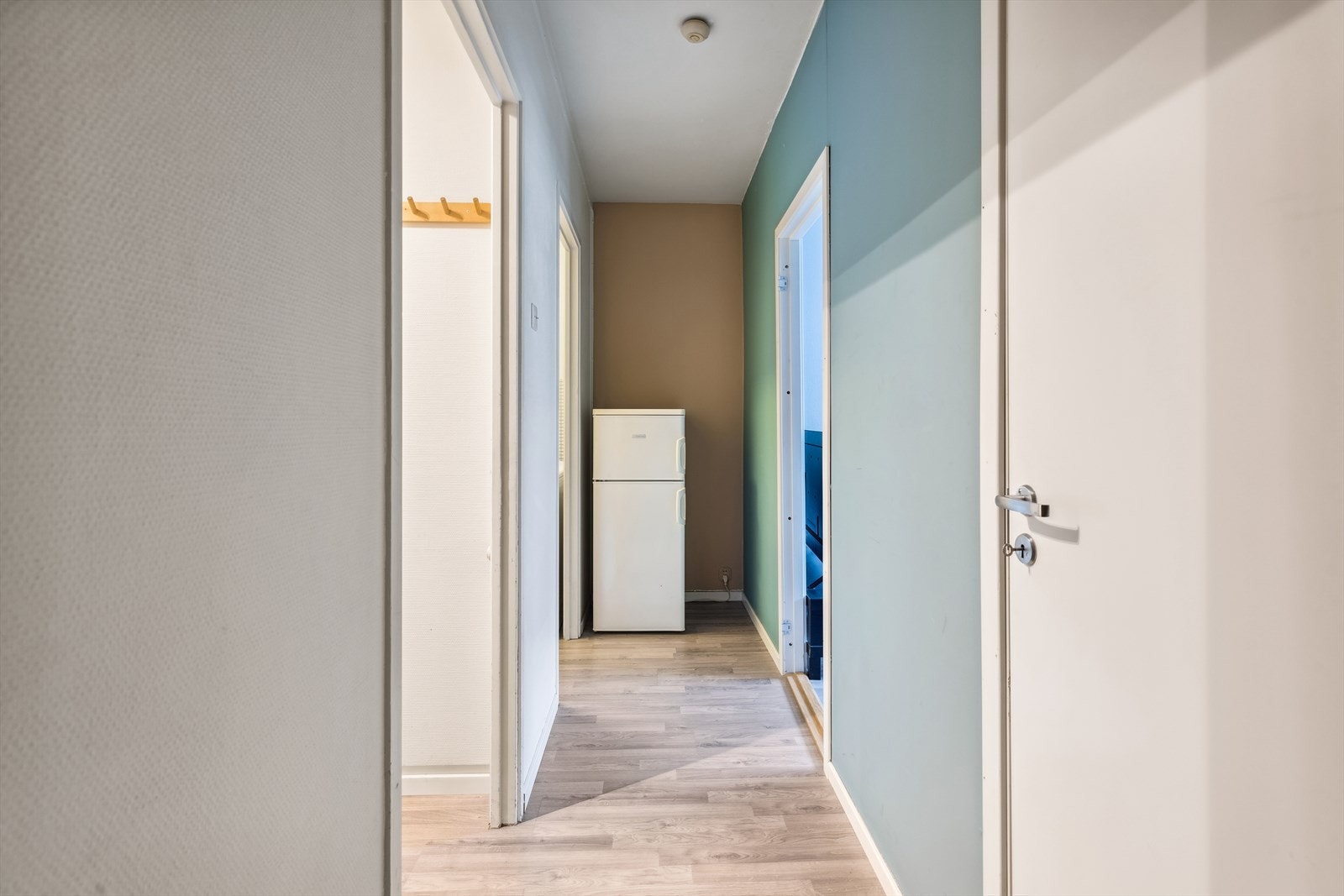 Vi ønsker velkommen inn i entreen hvor du kan henge fra deg tøy og sette fra deg sko. Galleribilde