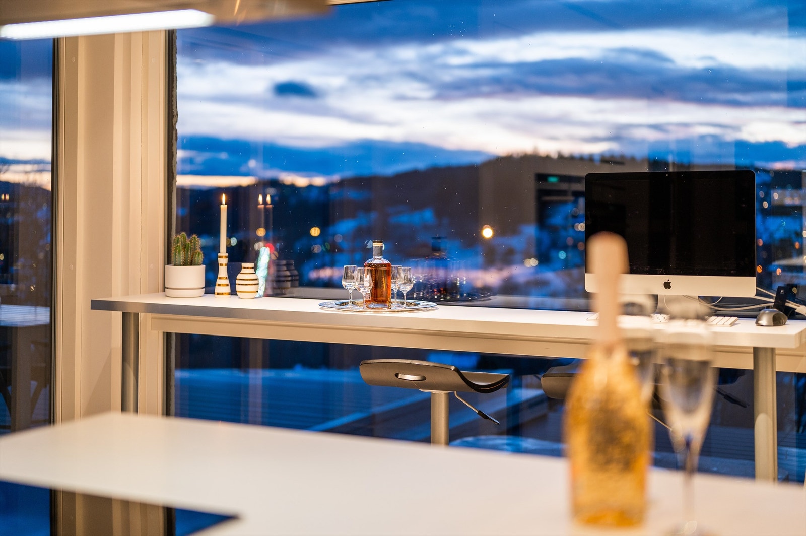 1. etg.: Kjøkken - Kaffebenk med utsikt, utover Jacuzzi og terrasse. Galleribilde