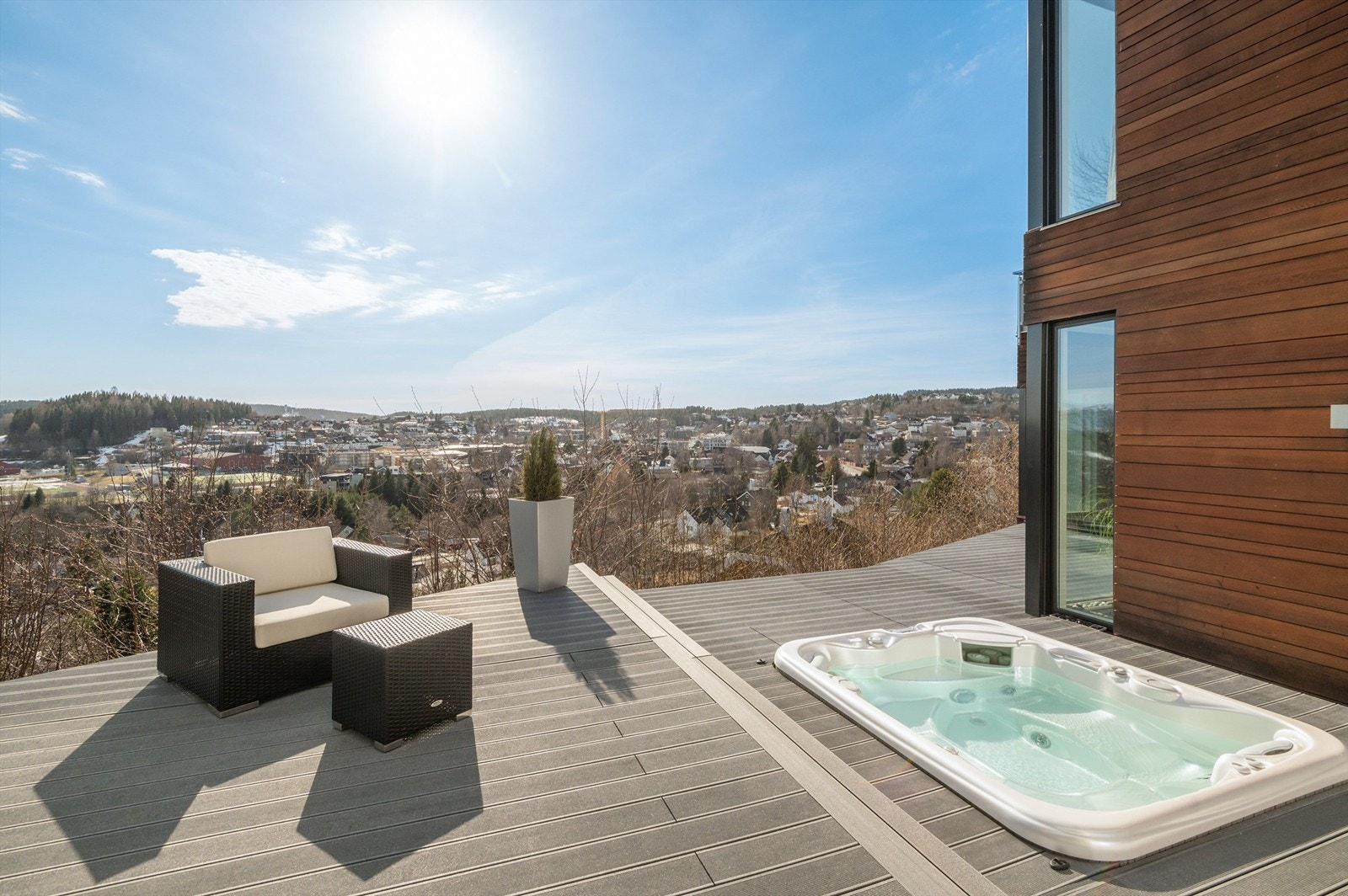 Stor terrasse med vanvittig utsikt og flotte solforhold. Galleribilde