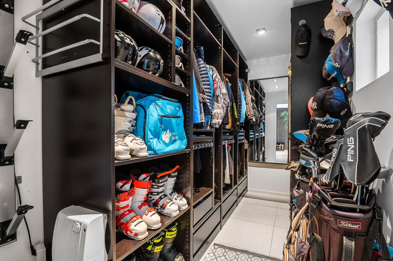 1. etg.: Walk in closet - rett ved inngangspartiet er det er stor garderobe på 6 kvm som er ypperlig for uteklær og div. sportsutstyr. Downlights i himling. Galleribilde