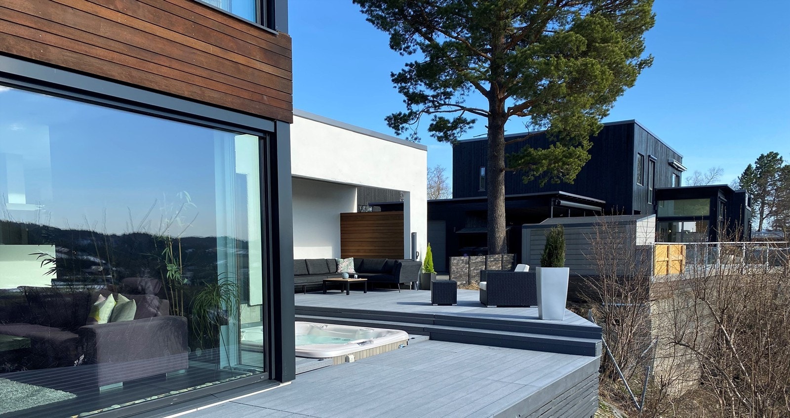 Skjermet terrasse med god plass til utemøblement. Galleribilde