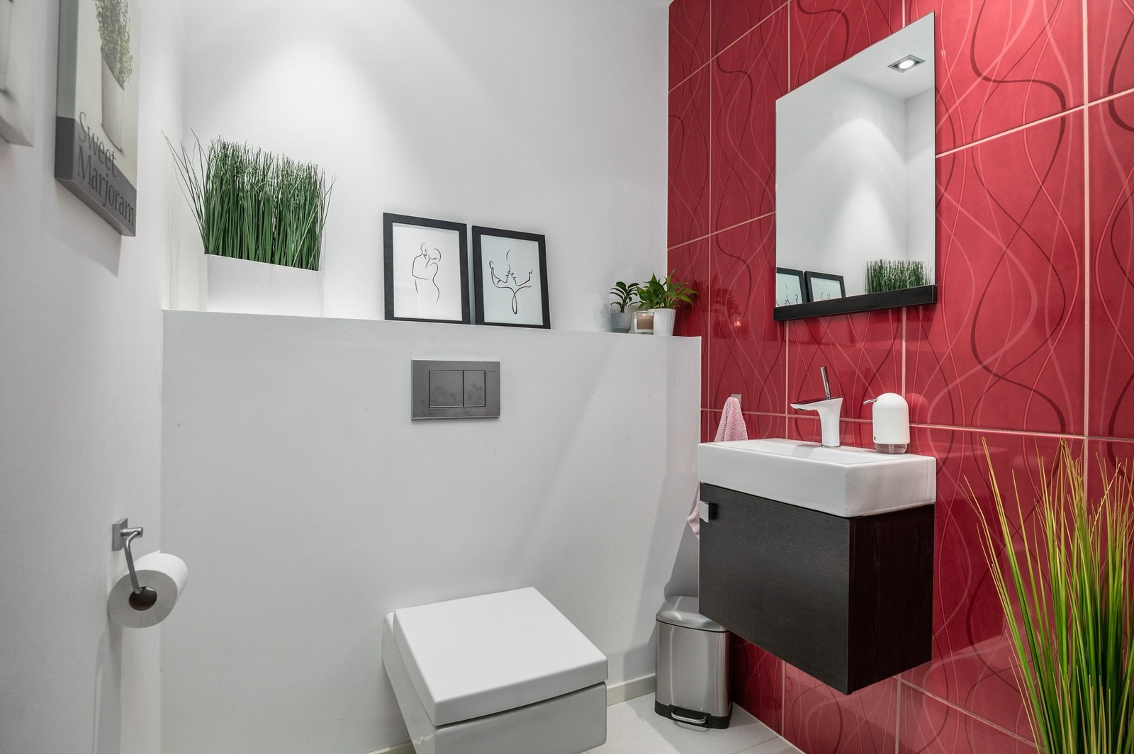 1. etg.: Gjeste WC - i hall på 2 kvm. med downlights i himling og vannbåren gulvvarme Galleribilde