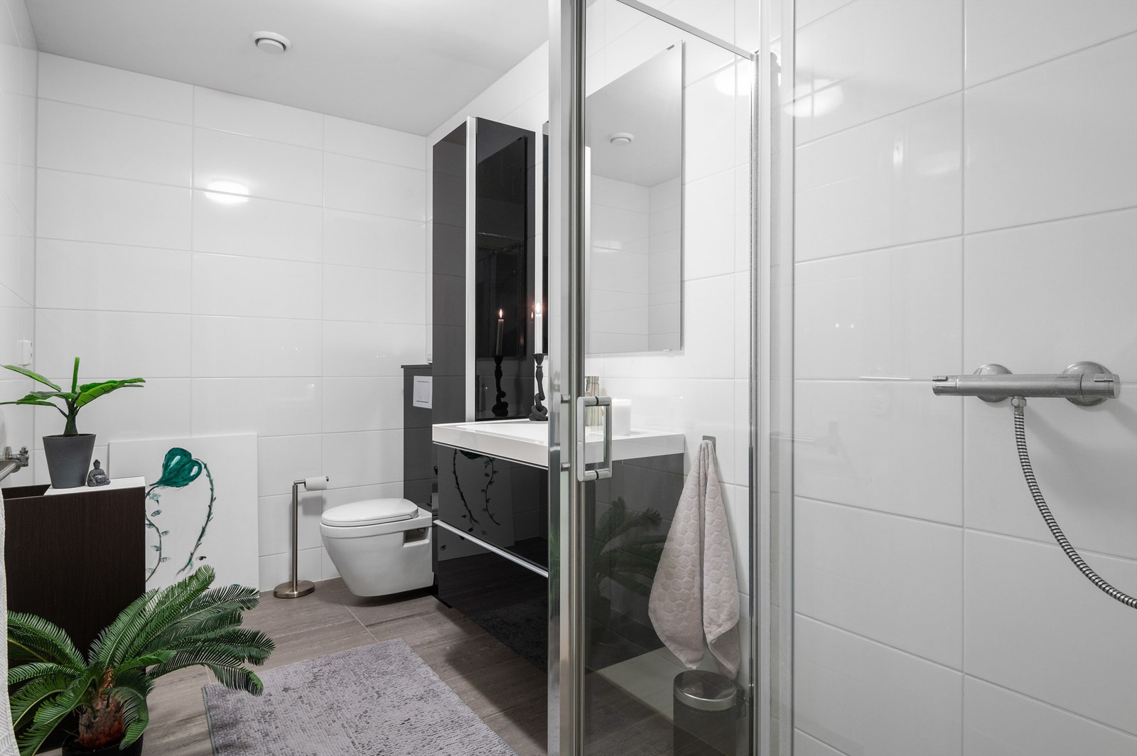 Sokkel etg.: Bad - Baderom i sokkel på 6 kvm. Badet er utstyrt med dusj, wc og servant, samt opplegg for vaskemaskin og vannbåren gulvvarme. Galleribilde