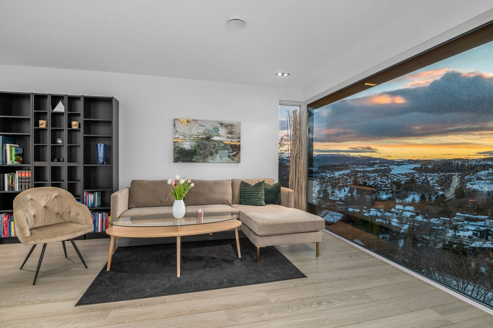 2. etg.: Loftstue - Stuen i 2.etasje er på 34 kvm. Og har downlights i himling og vannbåren gulvvarme Galleribilde