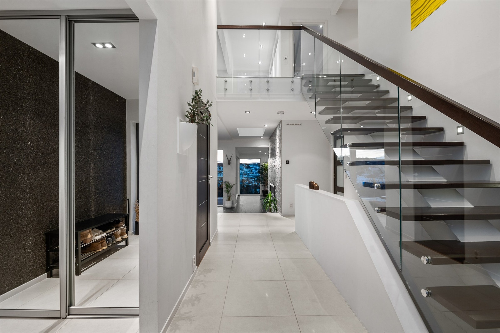 1. etg.: Entre/hall - Downlights i himling og vannbåren gulvvarme, praktisk skyvedørsgarderobe som er perfekt til utejakker ol. Galleribilde