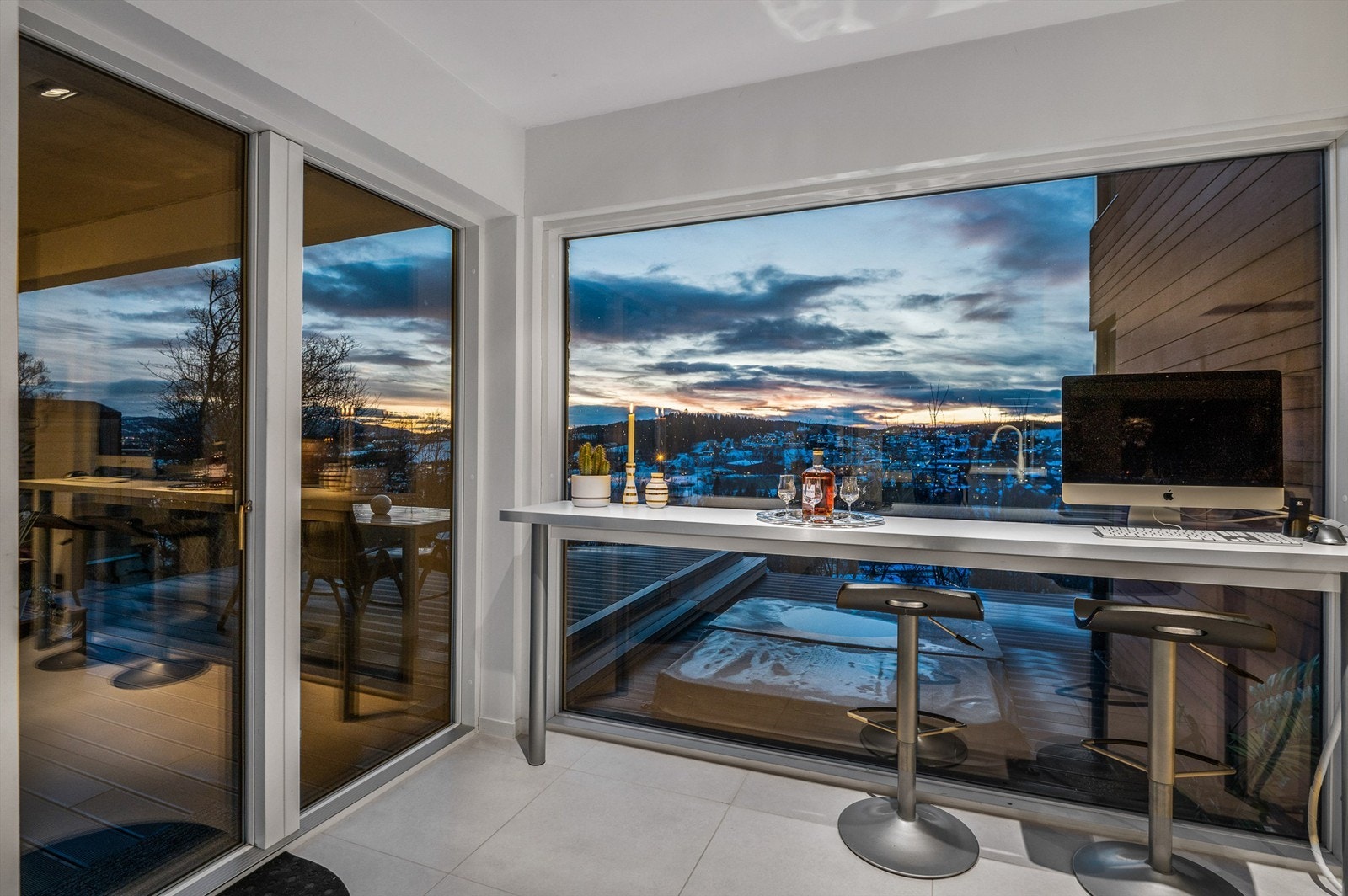 1. etg.: Kjøkken - Fra kjøkkenet er det også utgang til stor ute terrasse og eiendommens uteareal. Galleribilde