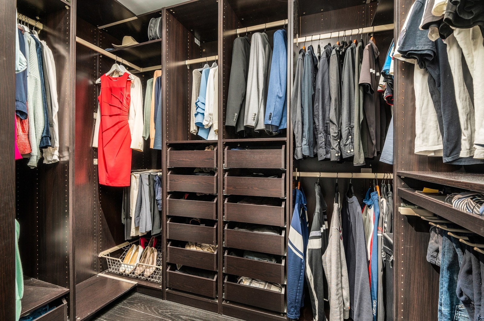 1. etg.: Walk in closet - Rett utenfor hovedsoverommet er det et stort walk in closet på 6 kvm. med downlights i himling og vannbåren gulvvarme Galleribilde