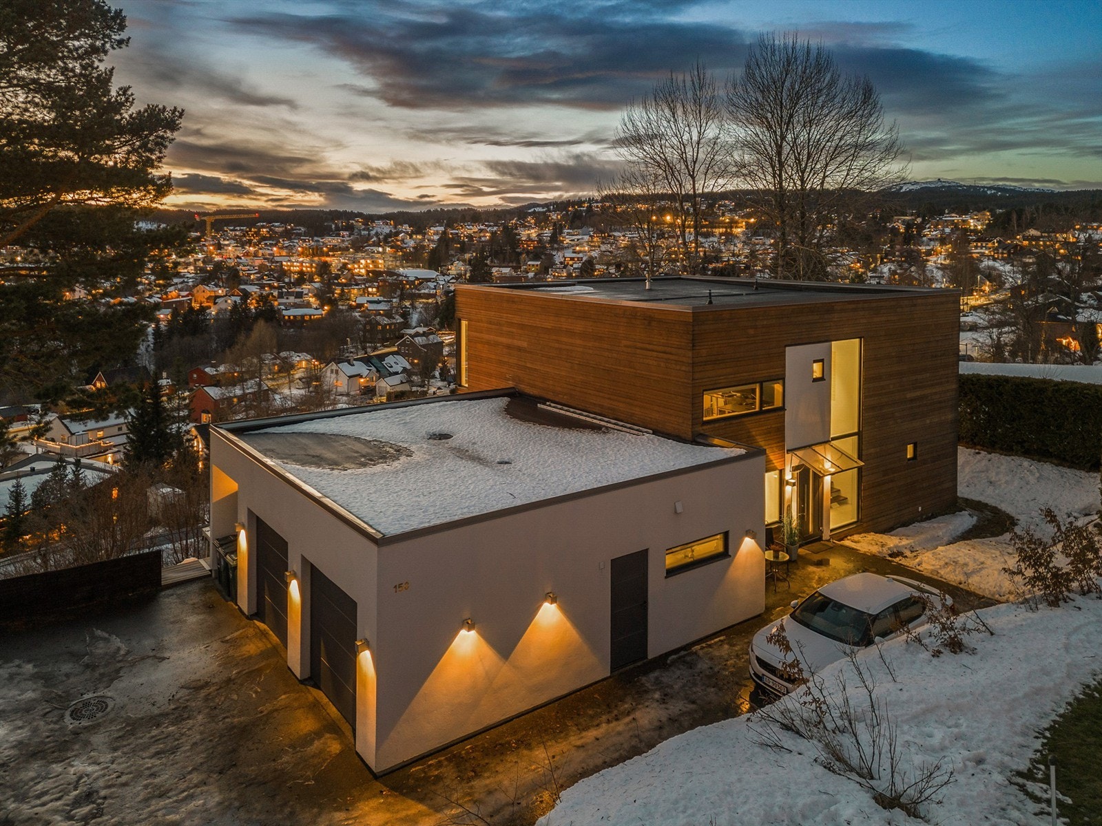 Boligen ligger på en fantastisk utsiktstomt på nesten 1 mål. Det er plass til 3 biler i gårdsplass og 2 biler i dobbelgarasje Galleribilde