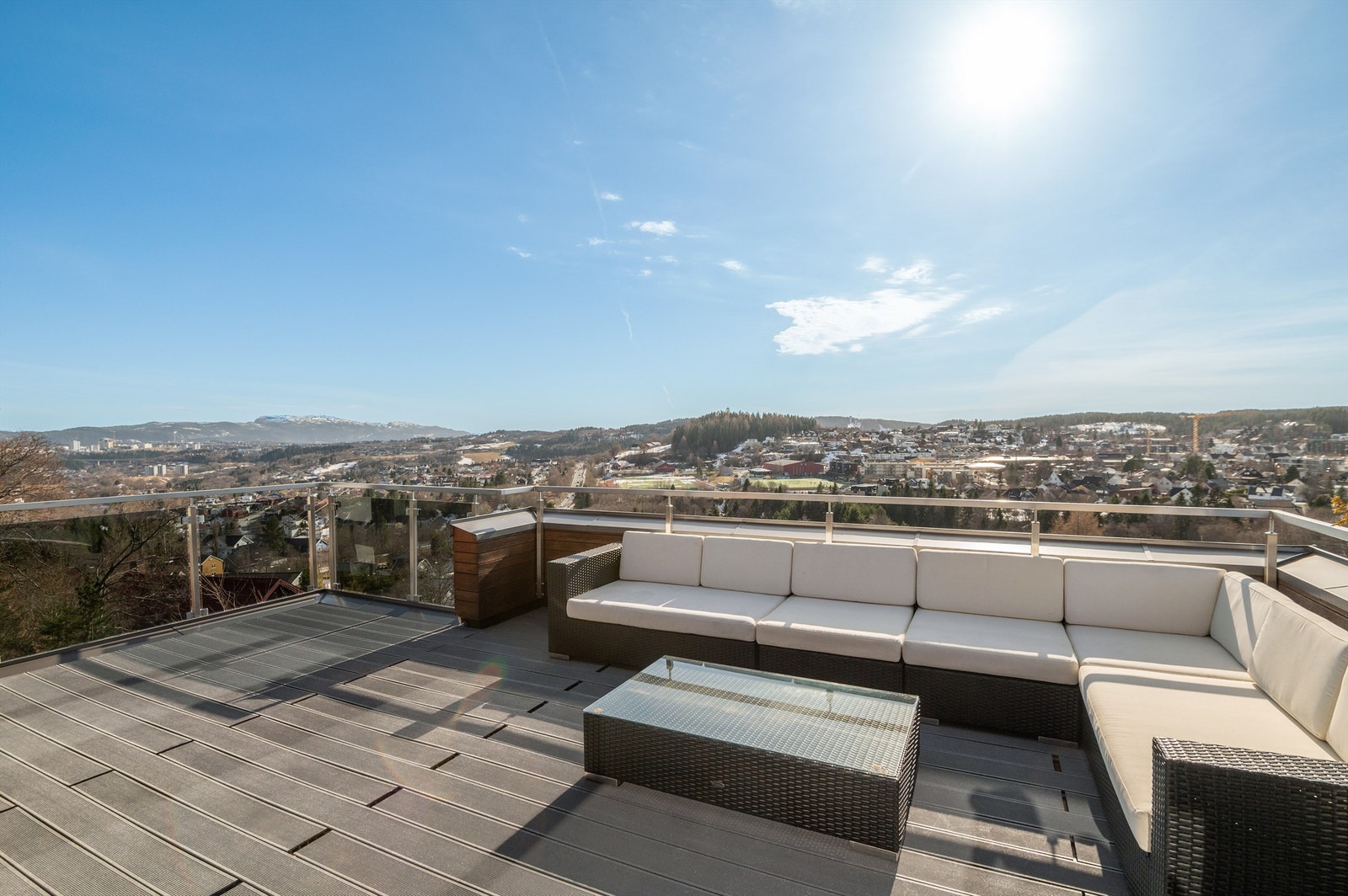 Utsikt fra terrasse i 2.etasje. Galleribilde