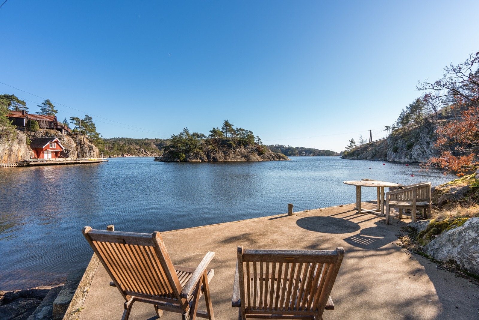 Brygge med god plass til hagemøbler Galleribilde