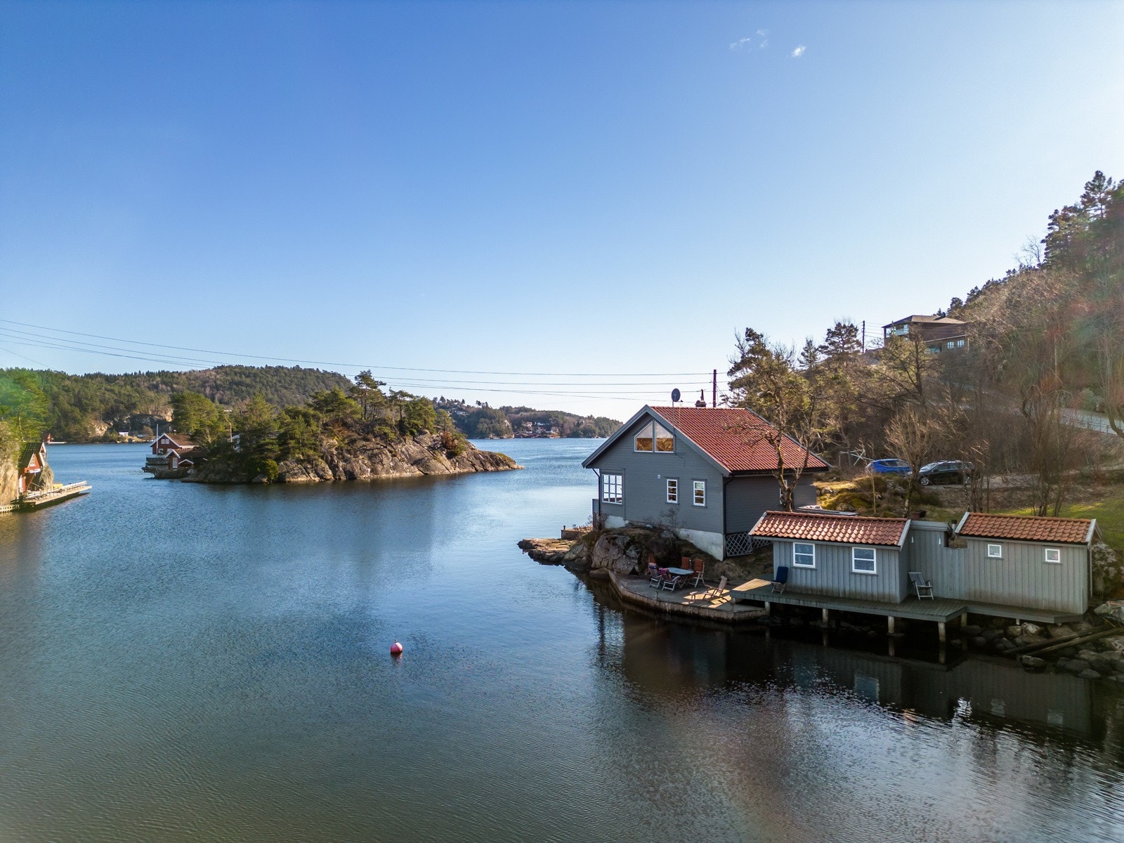 Her ser man eiendommen fra båthavnen innenfor Galleribilde