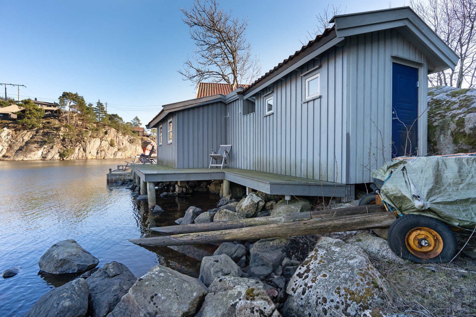 Sjøbua med bod bak Galleribilde