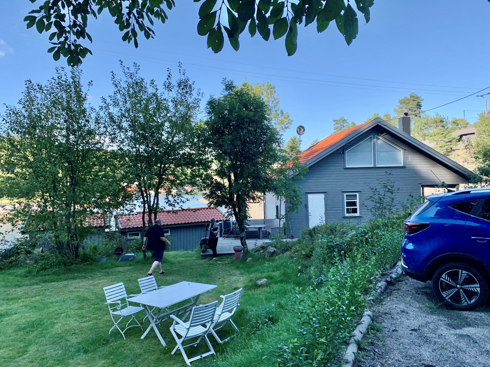 Del av hagen og parkeringsarealet på høyresiden av bildet Galleribilde