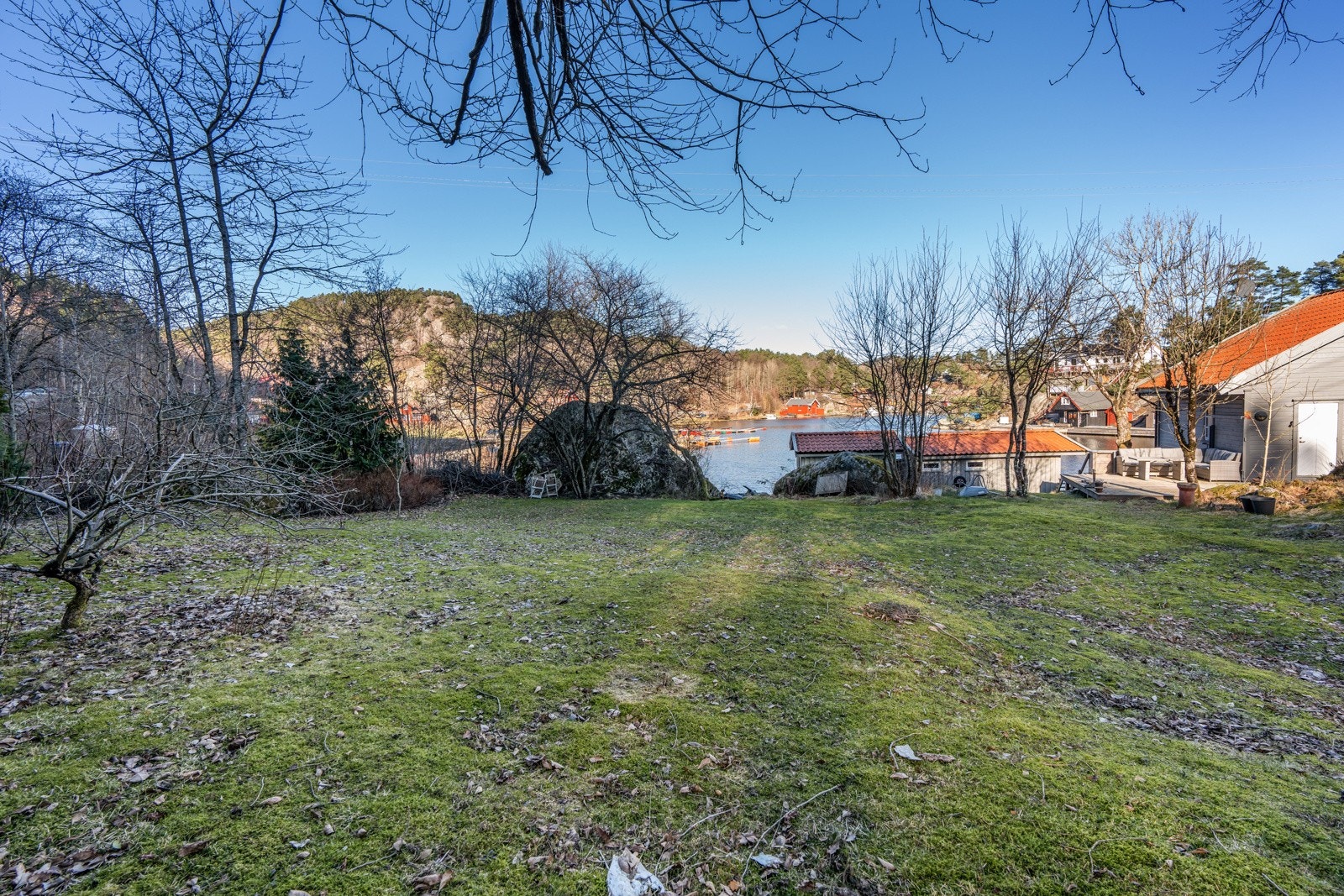 Romslig hage med plenareal - ypperlig til ballspill og lek Galleribilde