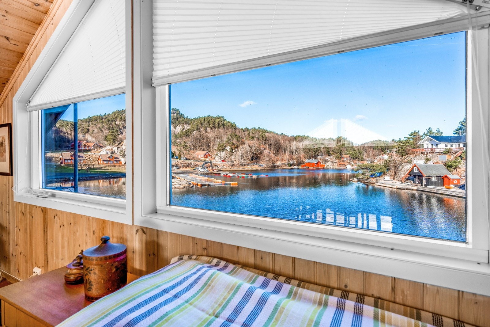Sjøutsikten fra loftsetasjen i hytten Galleribilde