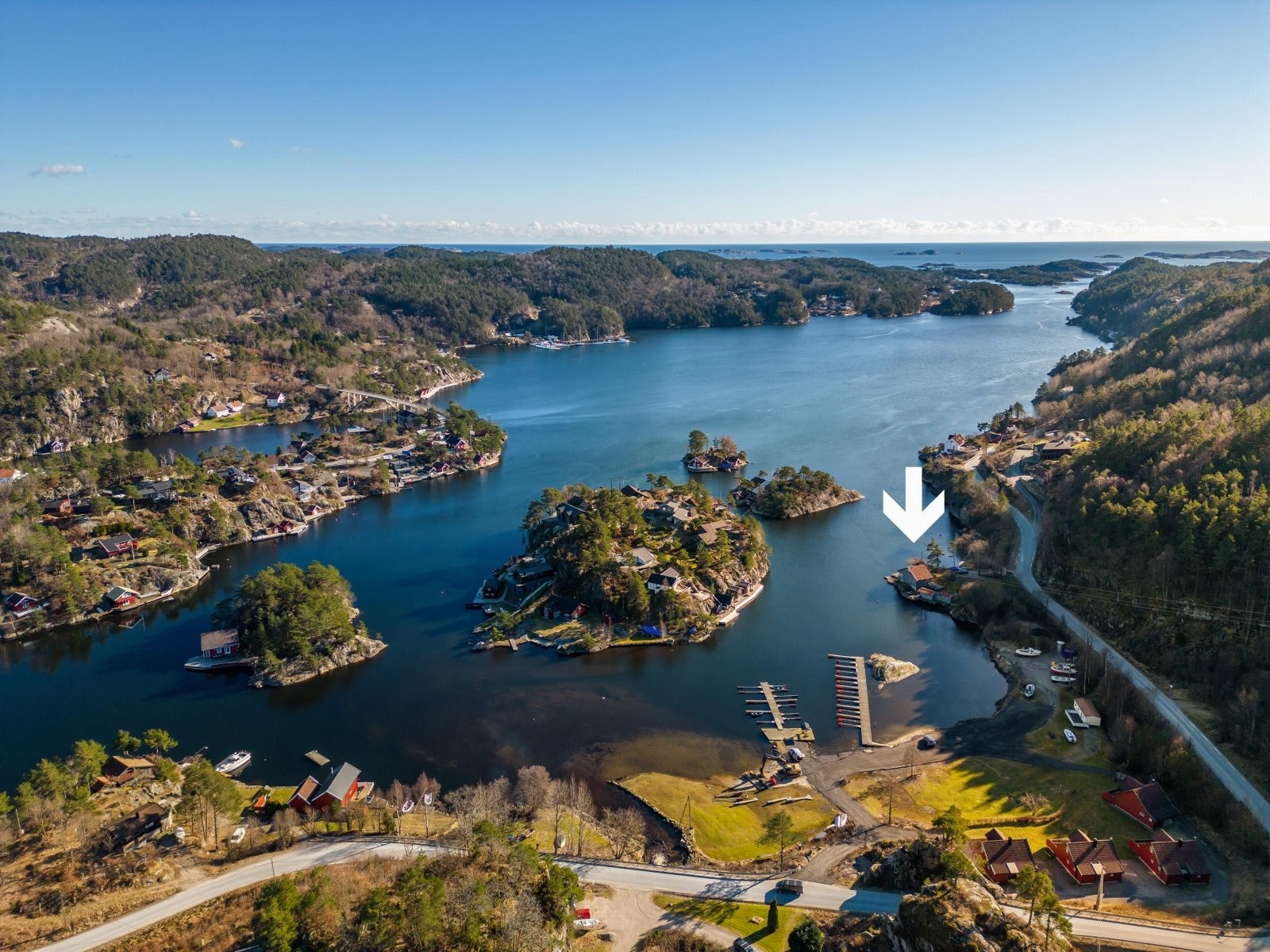 Dronefoto over området med pil mot eiendommen Galleribilde